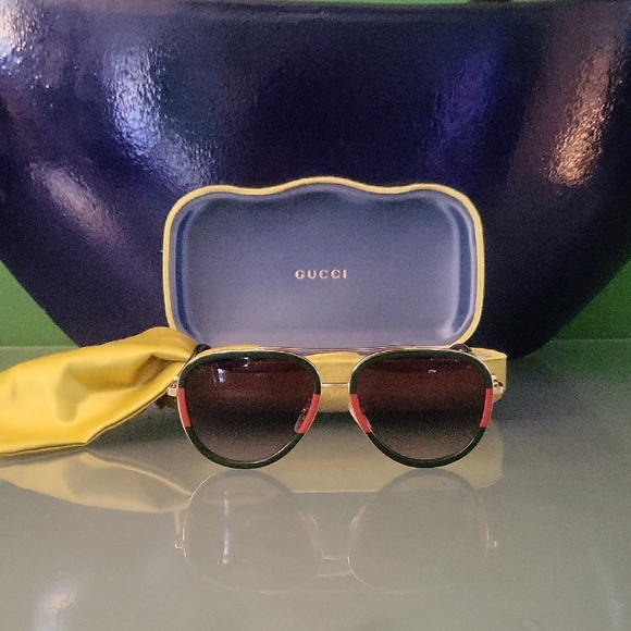 Gucci Sunglasses with Black Frame and Red Accents - Picture 1 of 1